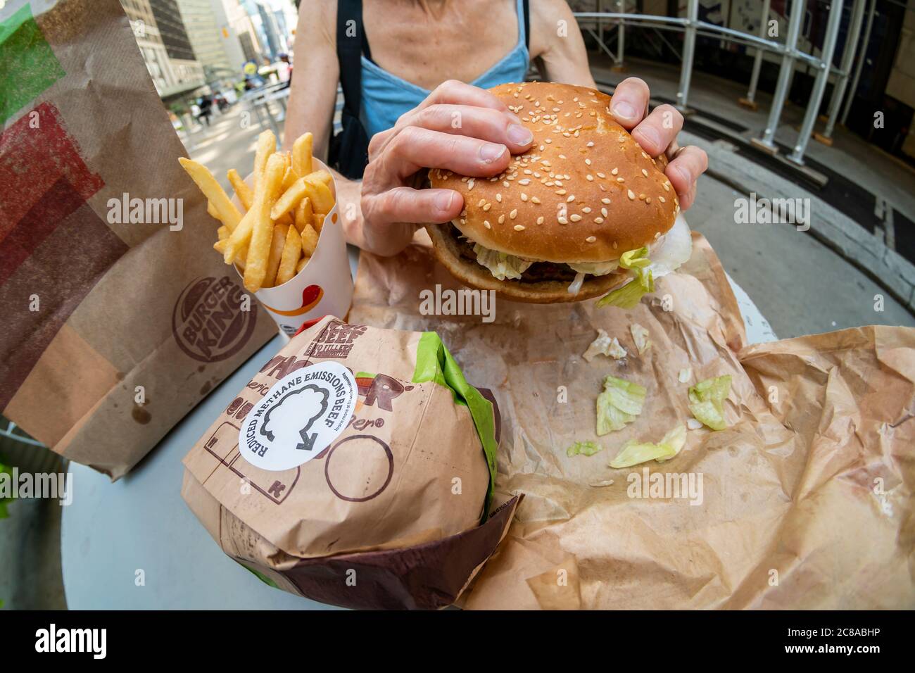 Ein Diner genießt einen Burger King reduziert Methanemissionen Beef Whopper in New York am Tag seiner Einführung, Dienstag, 14. Juli 2020. Die verringerte Methanemission Rindfleisch senkt die Menge an Methan von Kühen emittiert eine wichtige Quelle des Klimawandels. Die Kühe werden in ihrer Ernährung mit Zitronengras gefüttert, was die Emissionen um bis zu 33% reduziert. (© Richard B. Levine) Stockfoto