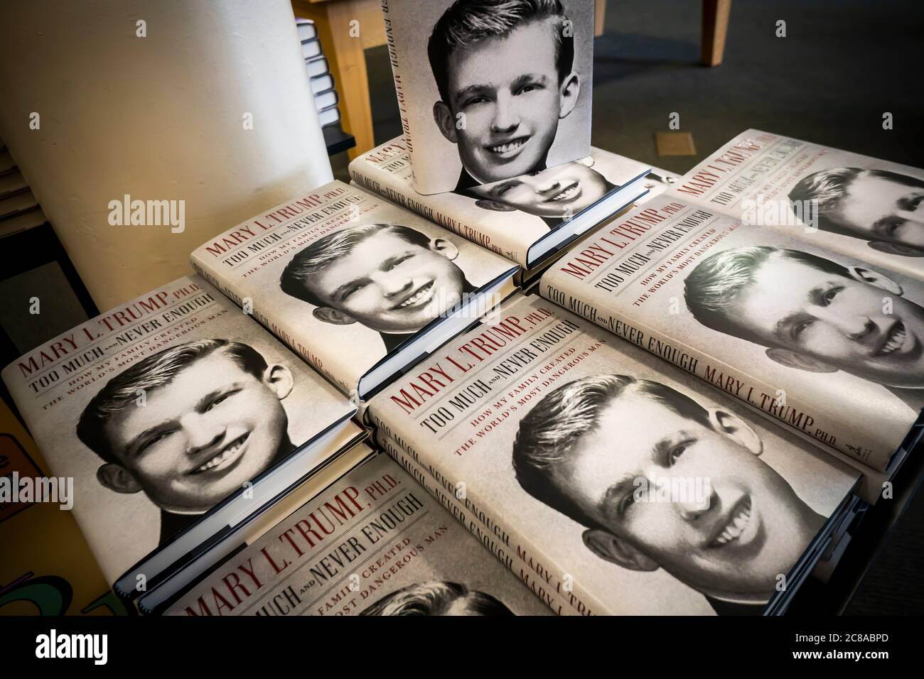 Kopien von Mary L. Trump Ph.D. Buch "zu viel und nie genug: Wie meine Familie schuf die Welt der gefährlichste Mann" in einem Barnes & Noble Buchladen am Tag es geht auf den Verkauf, Dienstag, 14. Juli 2020. Die Gerichte haben eine Bemühung der Familie abgelehnt, die Veröffentlichung des Buches zu blockieren, das sich auf eine Geheimhaltungsvereinbarung von 2001 bezieht, die Simon & Schuster erlaubt, es zu veröffentlichen und zu verteilen. (© Richard B. Levine) Stockfoto