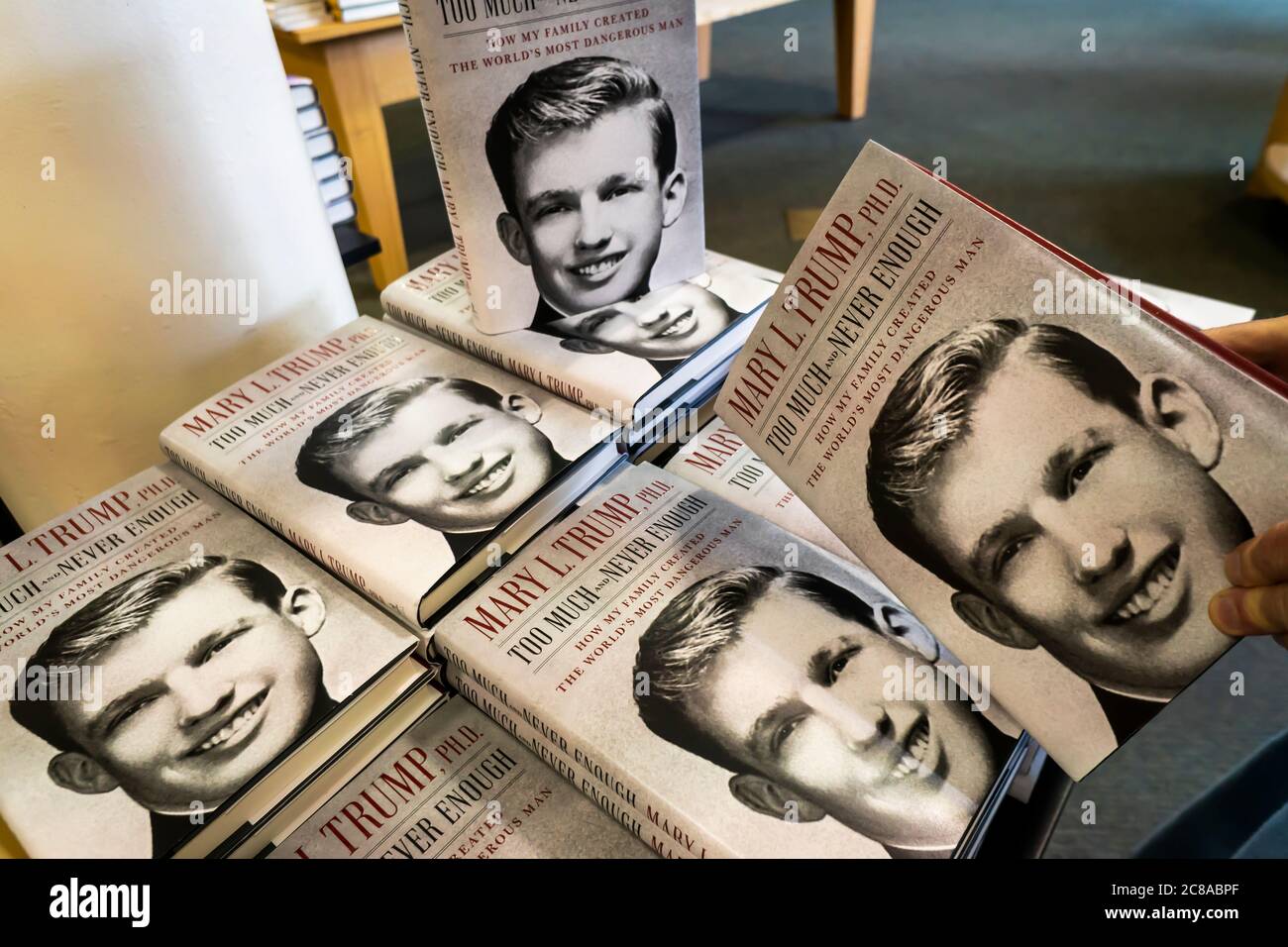 Kopien von Mary L. Trump Ph.D. Buch "zu viel und nie genug: Wie meine Familie schuf die Welt der gefährlichste Mann" in einem Barnes & Noble Buchladen am Tag es geht auf den Verkauf, Dienstag, 14. Juli 2020. Die Gerichte haben eine Bemühung der Familie abgelehnt, die Veröffentlichung des Buches zu blockieren, das sich auf eine Geheimhaltungsvereinbarung von 2001 bezieht, die Simon & Schuster erlaubt, es zu veröffentlichen und zu verteilen. (© Richard B. Levine) Stockfoto