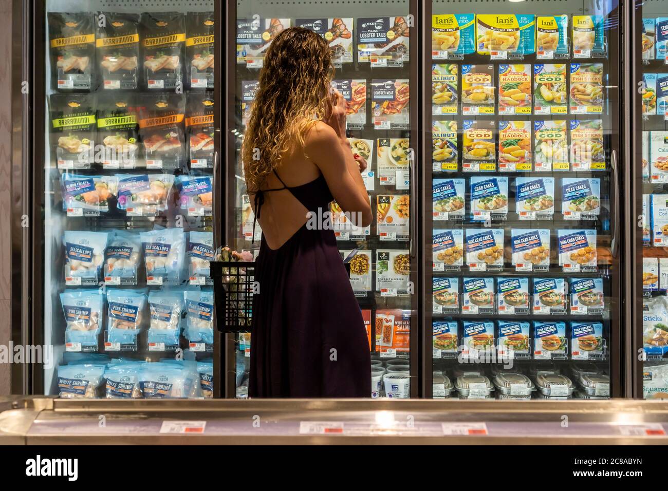 Der Käufer durchmacht gefrorene Lebensmittel im neuen Whole Foods Manhattan West im Hudson Yards Viertel von New York am Eröffnungstag, Freitag, 17. Juli 2020. (© Richard B. Levine) Stockfoto