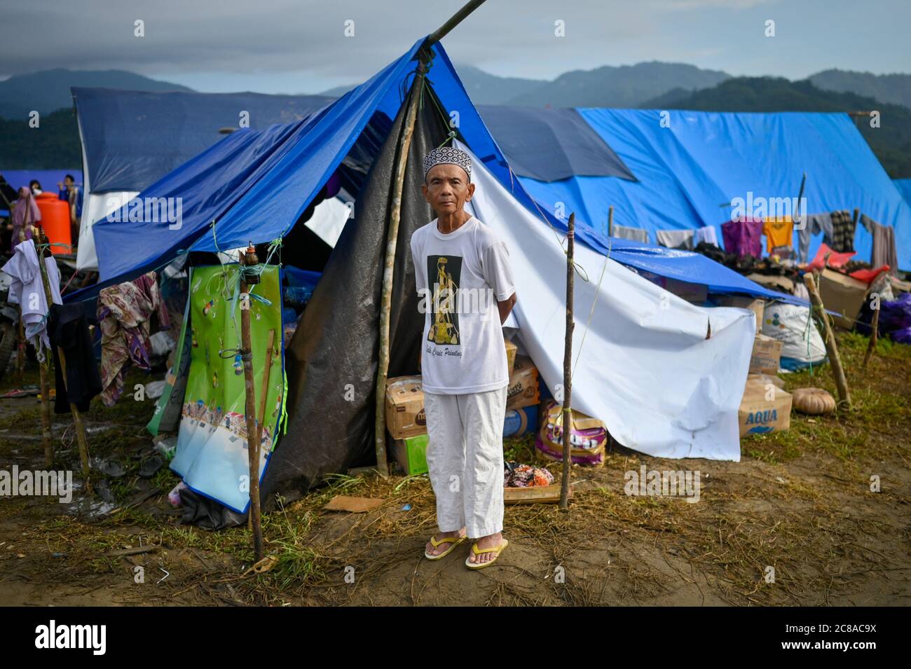 Ein Sturzflutopfer im Flüchtlingslager Meli in Nord-Luwu, Süd-Sulawesi, das nach den Sturzfluten zu sehen war.das Gebiet wurde am Montag, den 13. Juli 2020 von Sturzfluten heimgesucht.38 Menschen starben, Dutzende vermissten, 15,000 weitere Vertriebene und Hunderte Häuser versunken. Stockfoto