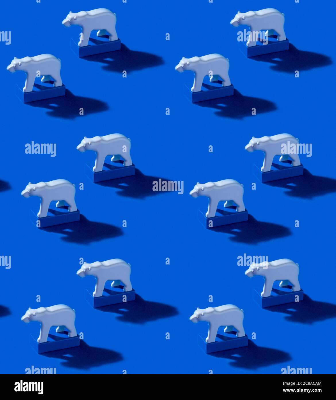 Arktische Eisbären nahtloses Muster auf Ozeanblau Hintergrund. Speichern Sie das Konzept der Arktis und der globalen Erwärmung Stockfoto