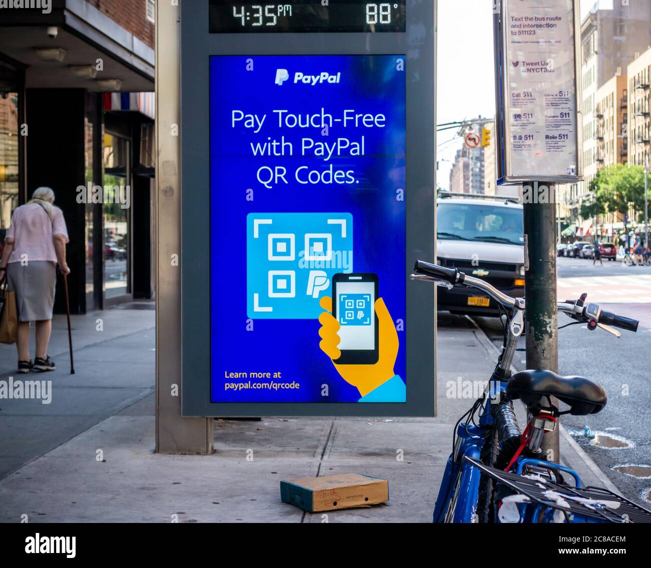 PayPal wirbt am Samstag, 18. Juli 2020, in einer Busstation in New York für seine berührungslose, kontaktlose Zahlungstechnologie. (© Richard B. Levine) Stockfoto