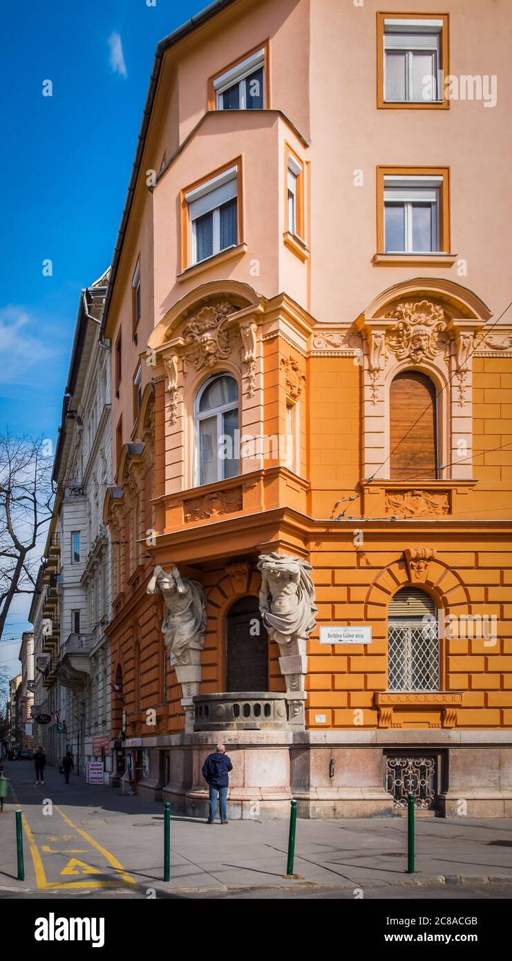 Budapest, Ungarn, März 2020, Ansicht eines Eckgebäudes mit architektonischer Skulptur an der Ecke Bethlen Gabor und Damjanich Straße Stockfoto