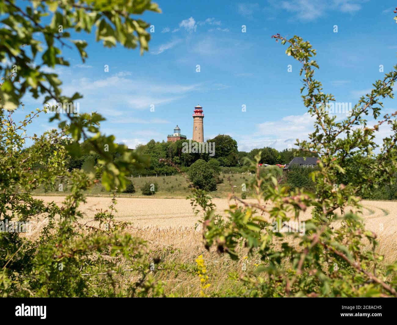 Der Leuchtturm bzw. Peilturm auf Rügen am Kap Arkona (Kap Arkona) dem nördlichsten Punkt auf der Insel Rügen, ein sehr beliebtes Urlaubsziel Stockfoto