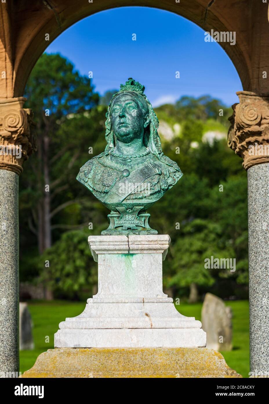 Queen Victoria Büste und Monument in Happy Valley Llandudno N Wales. Errichtet zum Gedenken an das Jubiläum ihrer Herrschaft im Jahre 1887. Bildhauer Horace Montford. Stockfoto