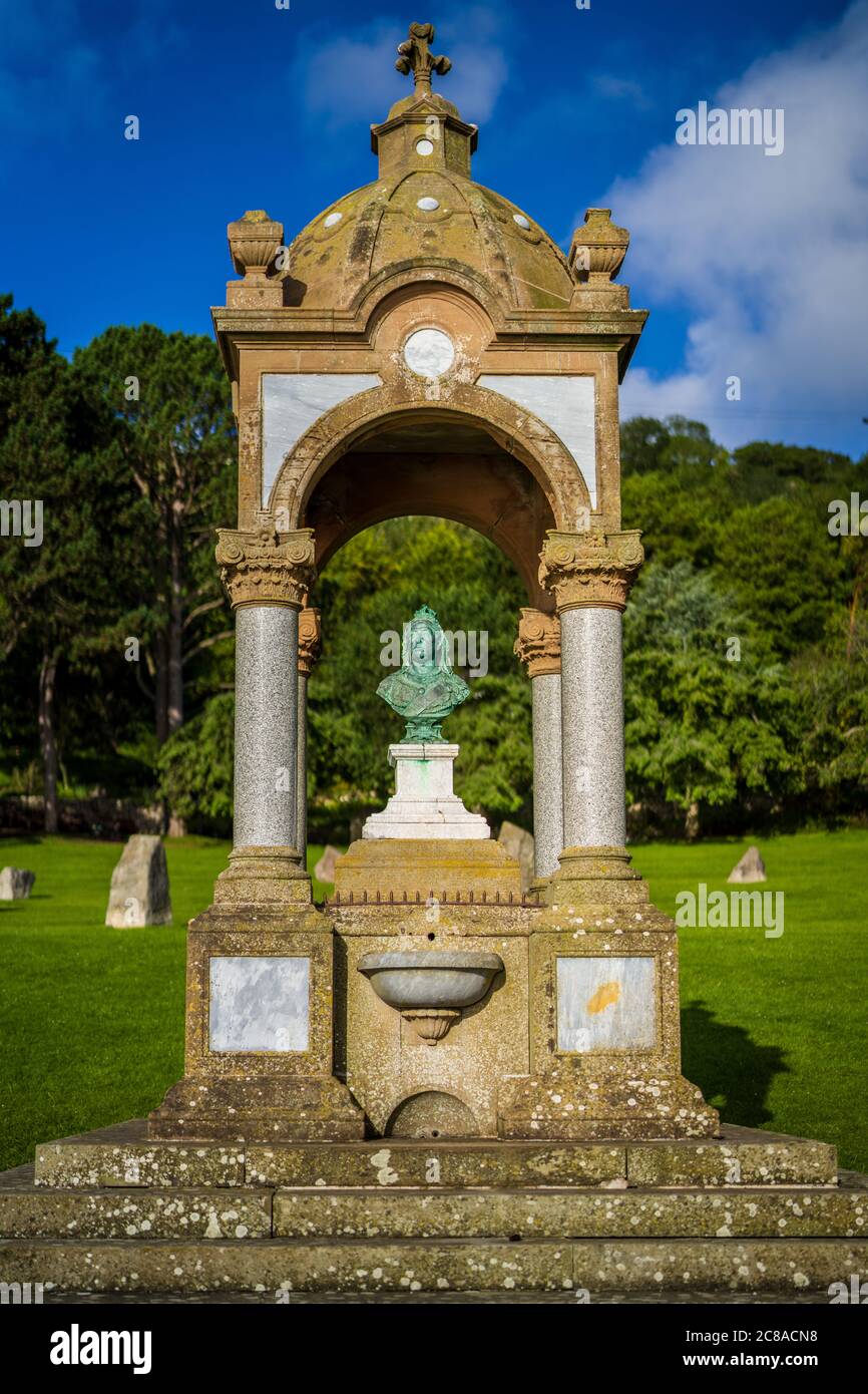 Queen Victoria Büste und Monument in Happy Valley Llandudno N Wales. Errichtet zum Gedenken an das Jubiläum ihrer Herrschaft im Jahre 1887. Bildhauer Horace Montford. Stockfoto