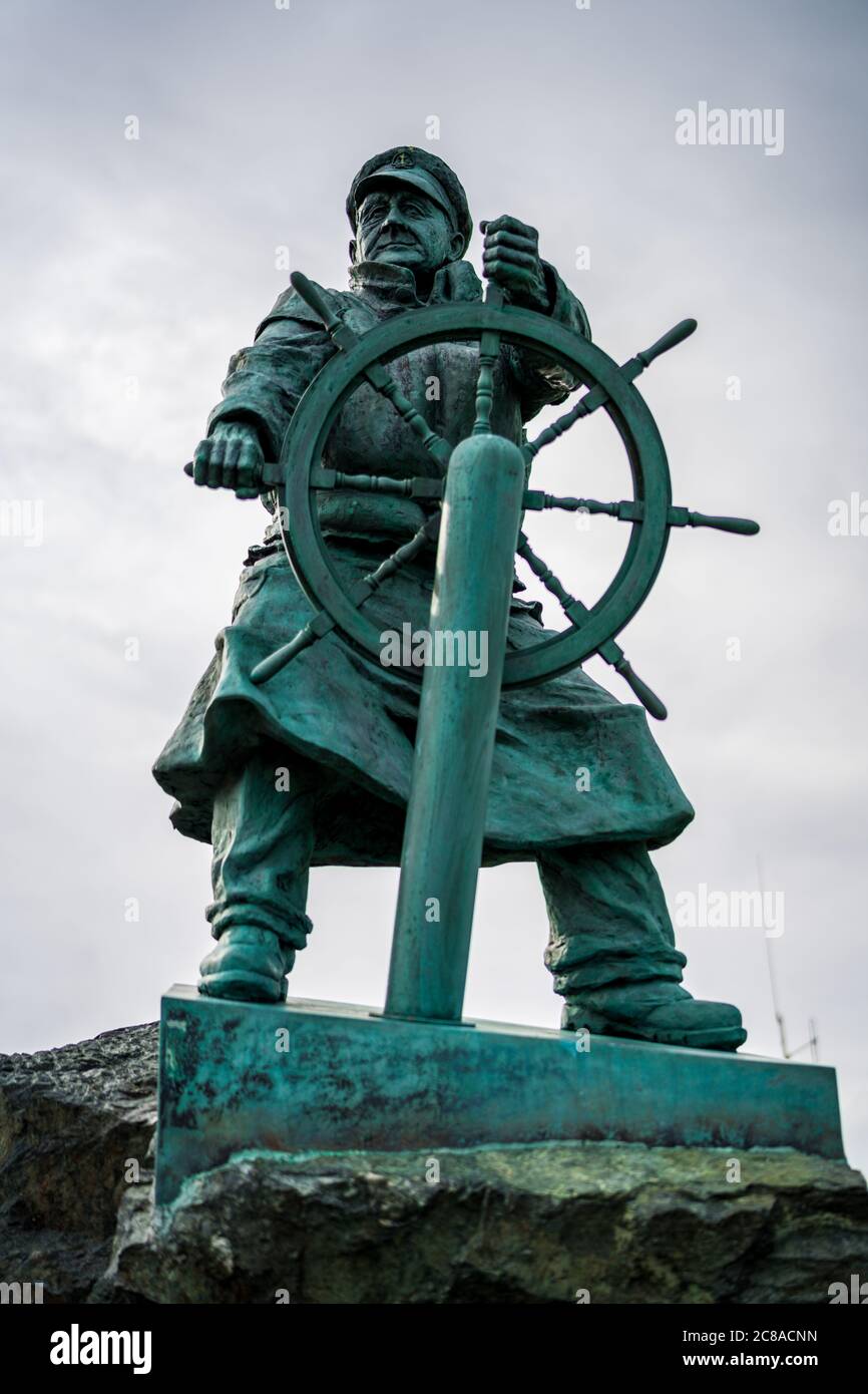 Bronzestatue des Rettungsbootmannes Richard Evans auf der Moelfre-Rettungsstation DIC Evans, Träger von zwei RNLI-Goldmedaillen für Tapferkeit. Bildhauer Sam Holland. Stockfoto