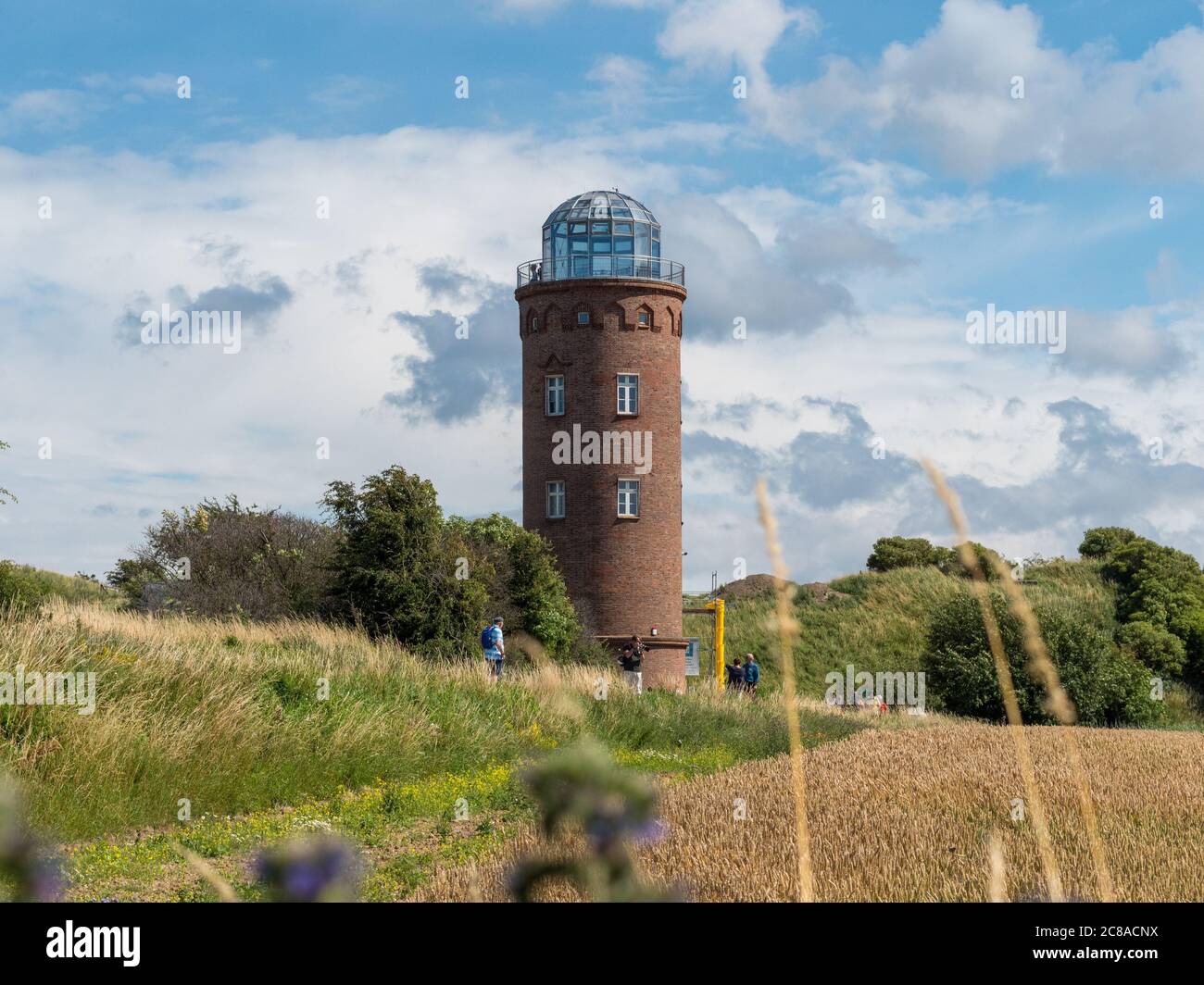 Der Leuchtturm bzw. Peilturm auf Rügen am Kap Arkona (Kap Arkona) dem nördlichsten Punkt auf der Insel Rügen, ein sehr beliebtes Urlaubsziel Stockfoto