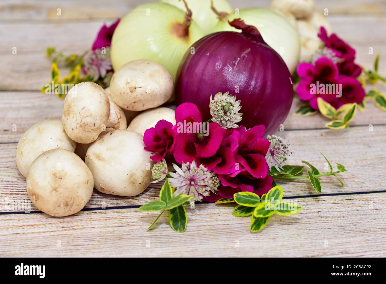 Kunstvoll arrangierte Bio-Blumen und Gemüse für die Vermarktung auf Bauernmarktständen oder Tischdekor Stockfoto