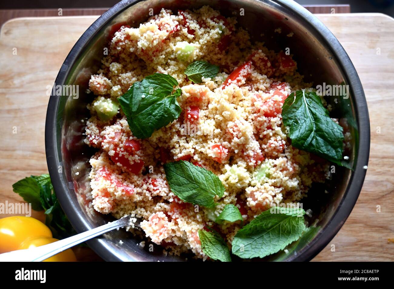Vor einem Fenster. Couscous mit Minze, Tomaten, Zitrone und Olivenöl. Stockfoto
