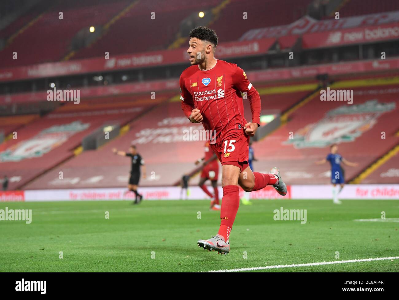 Liverpools Alex Oxlade-Chamberlain feiert das fünfte Tor seiner Spielesolge während des Premier League-Spiels in Anfield, Liverpool. Stockfoto