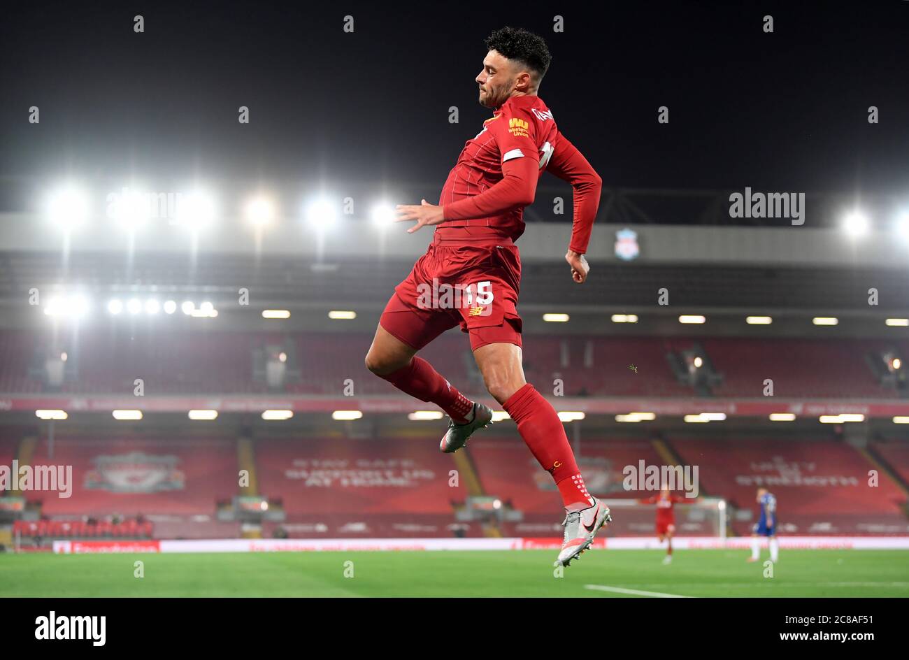 Liverpools Alex Oxlade-Chamberlain feiert das fünfte Tor seiner Spielesolge während des Premier League-Spiels in Anfield, Liverpool. Stockfoto