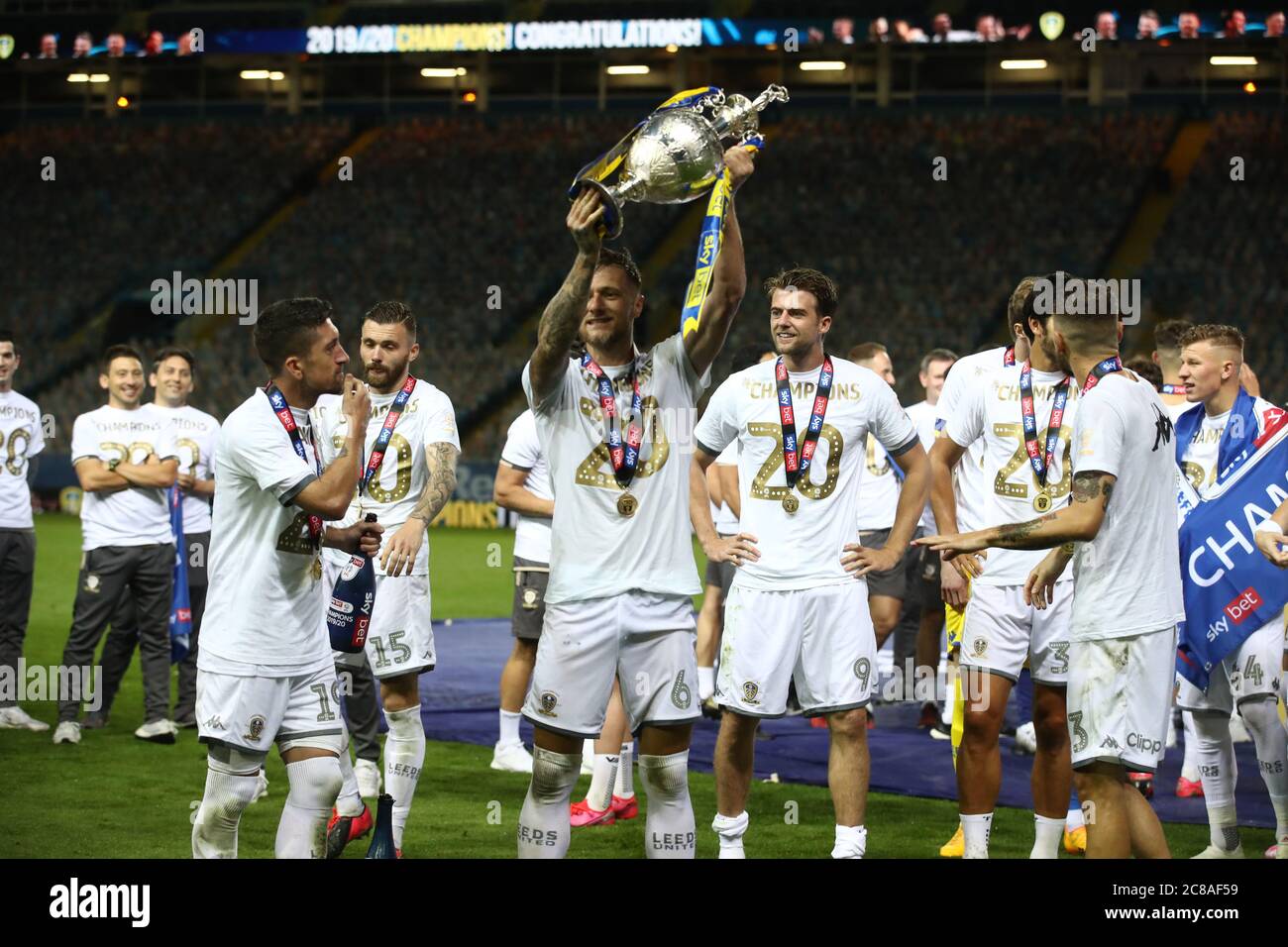LEED's United's Liam Cooper mit der Sky Bet Championship Trophy in der Elland Road, Leeds. Stockfoto