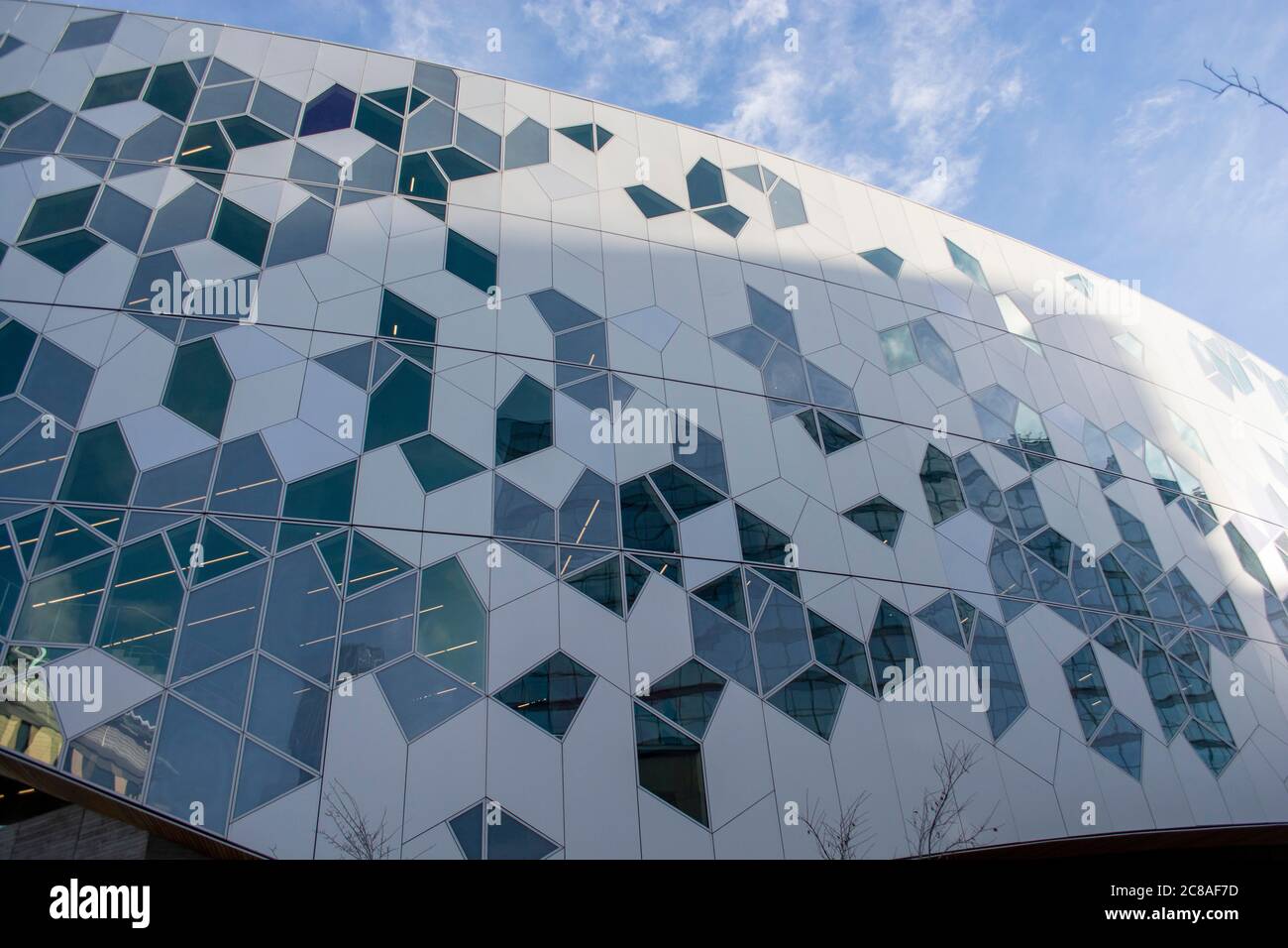 Beeindruckende Glas- und Stahlarchitektur und Bau moderner Institutionen Stockfoto