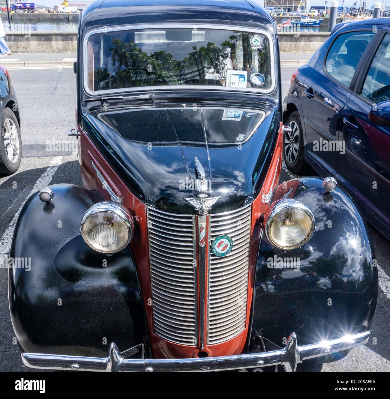 Ein Austin 8 von der Austin Car Company zwischen 1939 und 1948 produziertes Auto. Hier geparkt in Howth, Dublin, Irland. Stockfoto