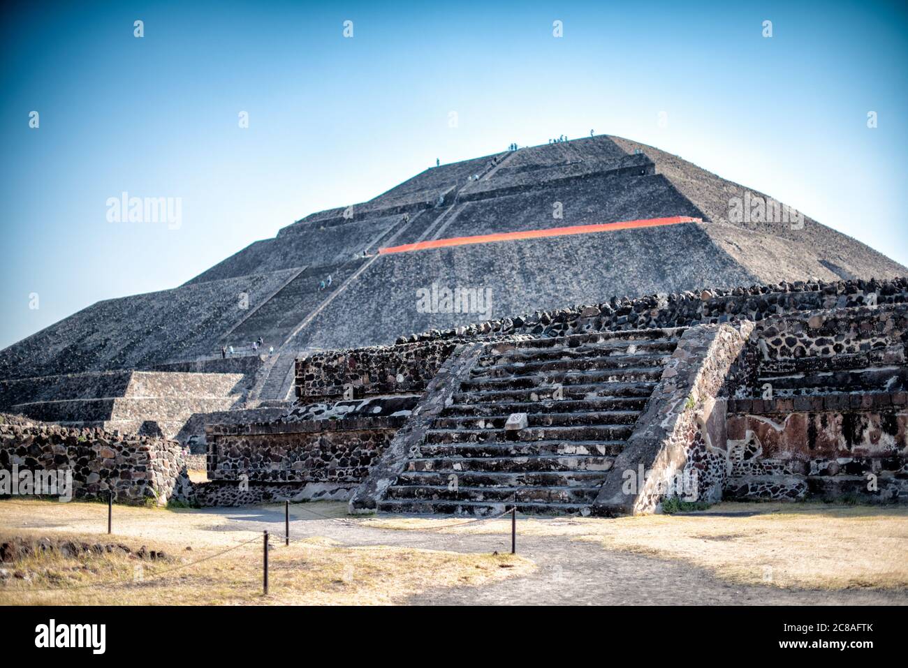 Pyramide der Sonne Teotihuacan Mexiko // TEOTIHUACAN, Mexiko — die kolossale Pyramide der Sonne dominiert die Landschaft an der archäologischen Stätte Teotihuacan. Dieses monumentale Gebäude, eine der größten antiken Pyramiden Amerikas, ist ein Zeugnis für die architektonischen und technischen Fähigkeiten dieser präkolumbischen Zivilisation. Die Pyramide erhebt sich etwa 216 Fuß (66 Meter) hoch und wurde um 200 n. Chr. während der klassischen Zeit der Stadt errichtet. Teotihuacan, was „der Ort, an dem die Götter erschaffen wurden“ in Nahuatl bedeutet, war eines der größten städtischen Zentren in der Antike Stockfoto