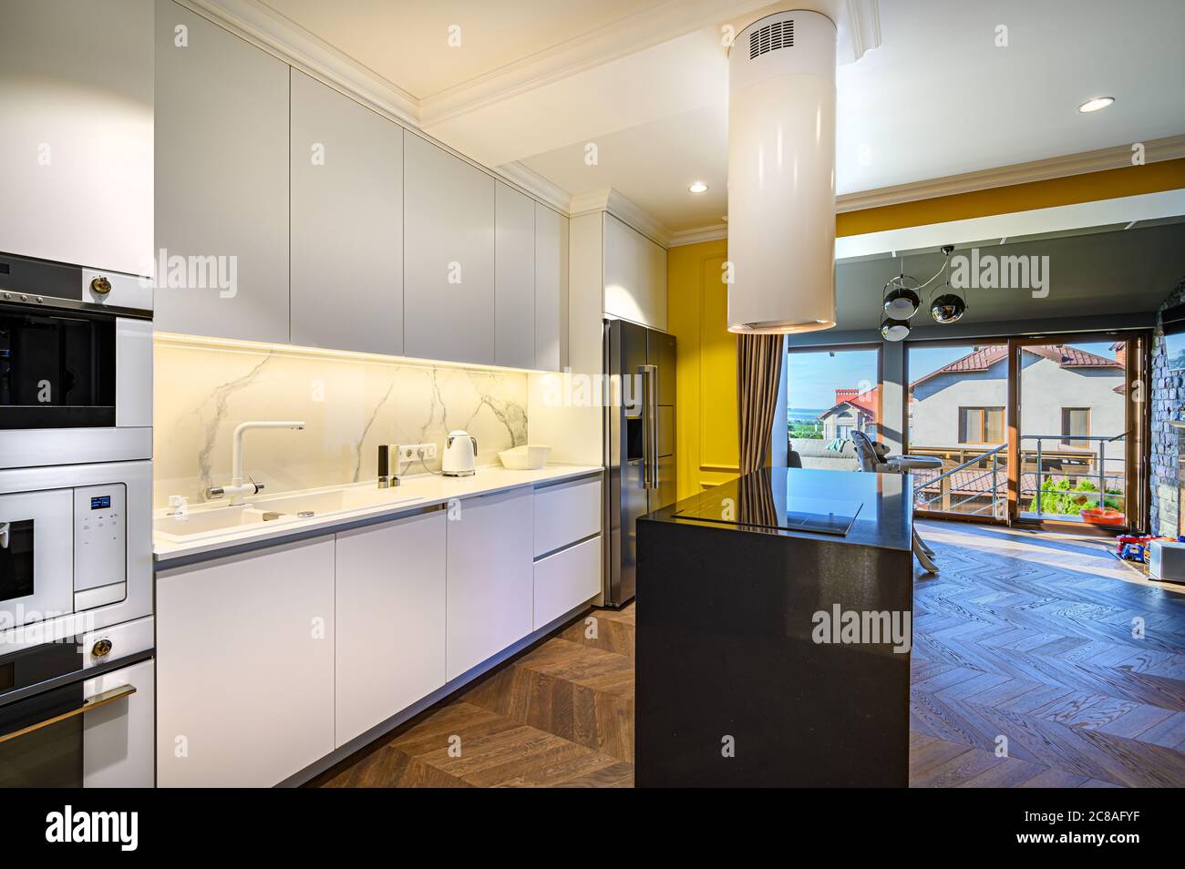 Luxus Küche Interieur mit minimalem Design Stockfoto