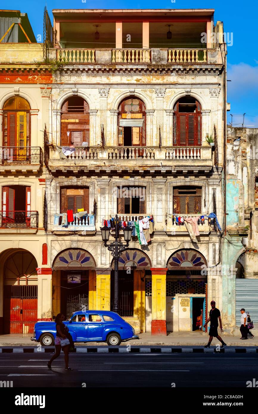 Farbenprächtiges altes verfallendes Gebäude und Oldtimer in der Altstadt von Havanna Stockfoto