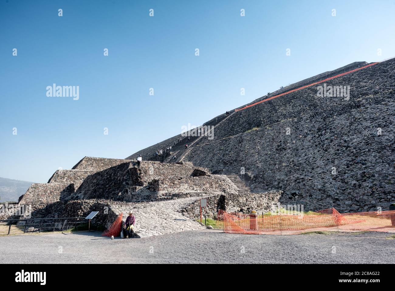 Pyramide der Sonne Teotihuacan Mexiko // TEOTIHUACAN, Mexiko — die kolossale Pyramide der Sonne dominiert die Landschaft an der archäologischen Stätte Teotihuacan. Dieses monumentale Gebäude, eine der größten antiken Pyramiden Amerikas, ist ein Zeugnis für die architektonischen und technischen Fähigkeiten dieser präkolumbischen Zivilisation. Die Pyramide erhebt sich etwa 216 Fuß (66 Meter) hoch und wurde um 200 n. Chr. während der klassischen Zeit der Stadt errichtet. Teotihuacan, was „der Ort, an dem die Götter erschaffen wurden“ in Nahuatl bedeutet, war eines der größten städtischen Zentren in der Antike Stockfoto