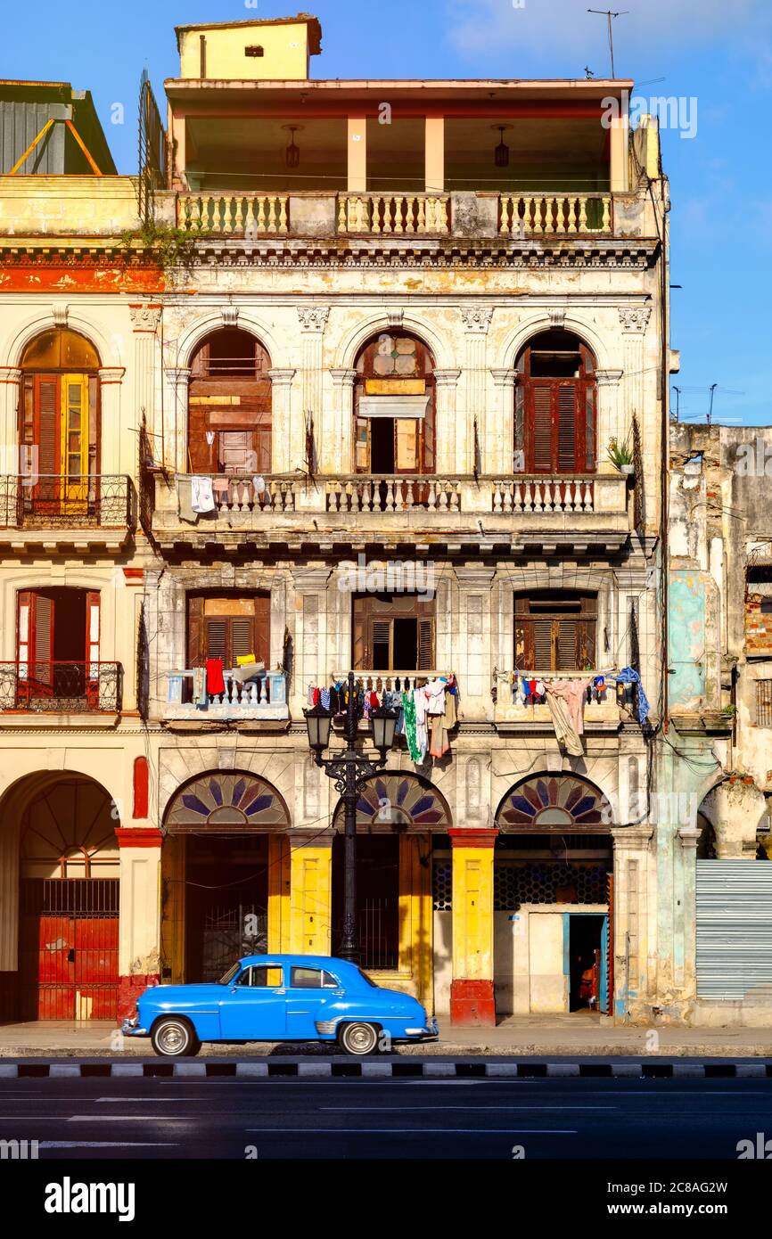 Farbenprächtiges altes verfallendes Gebäude und Oldtimer in der Altstadt von Havanna Stockfoto