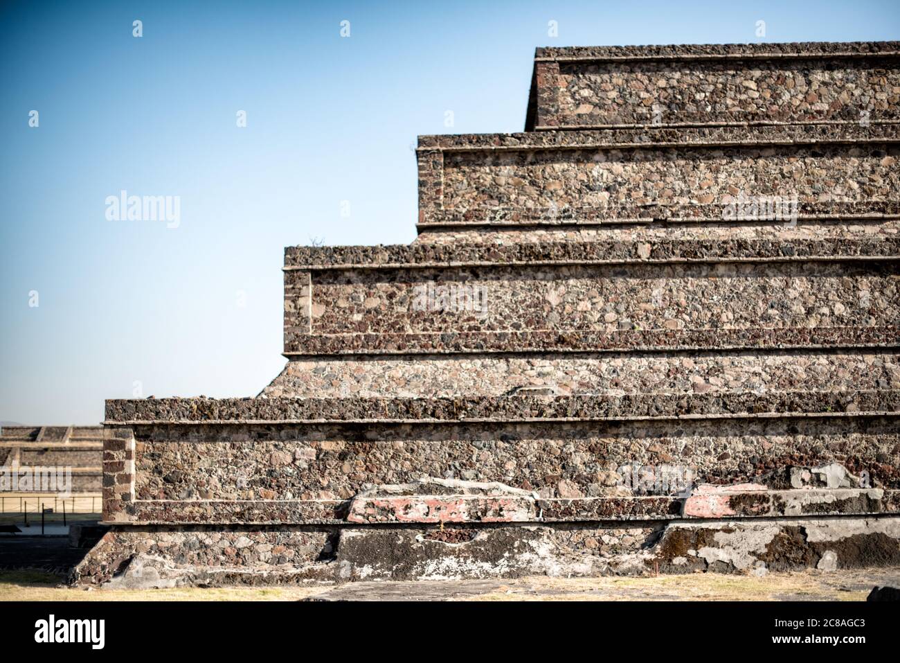 TEOTIHUACAN, Mexiko – der Tempel der gefiederten Schlange, auch bekannt als der Tempel von Quetzalcoatl, steht als Meisterwerk der antiken mesoamerikanischen Architektur in Teotihuacan. Diese aufwendig verzierte Pyramide, die mit skulpturalen Darstellungen der gefiederten Schlangengottheit verziert ist, veranschaulicht die künstlerische und religiöse Raffinesse dieser präkolumbischen Metropole. Stockfoto