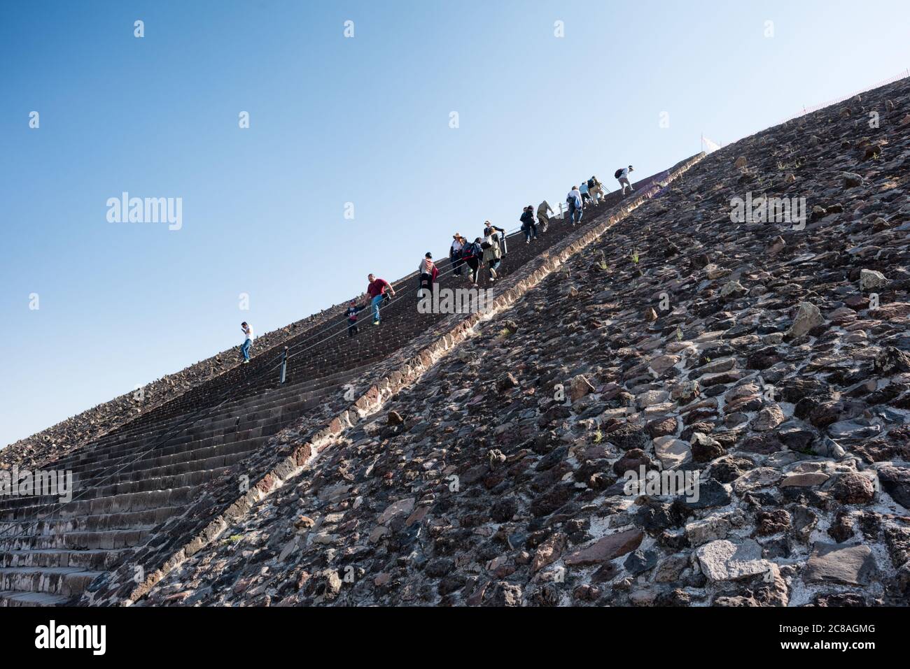 TEOTIHUACAN, Mexiko – die kolossale Pyramide der Sonne dominiert die Landschaft an der archäologischen Stätte Teotihuacan. Dieses monumentale Gebäude, eine der größten antiken Pyramiden Amerikas, ist ein Zeugnis für die architektonischen und technischen Fähigkeiten dieser präkolumbischen Zivilisation, die etwa 40 Meilen nordöstlich von Mexiko-Stadt liegt. Stockfoto