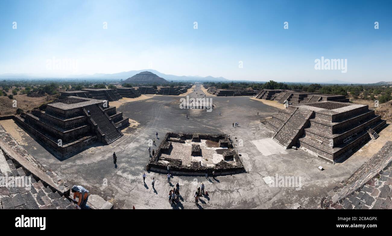 TEOTIHUACAN, Mexiko – Ein Panoramablick vom Gipfel der Mondpyramide bei Teotihuacan. Auf der linken Seite dominiert die riesige Pyramide der Sonne die Landschaft, auf der rechten Seite erstreckt sich die Avenue of the Dead südwärts und bietet einen atemberaubenden Blick auf das große städtische Design und die monumentale Architektur dieser antiken mesoamerikanischen Metropole. Stockfoto