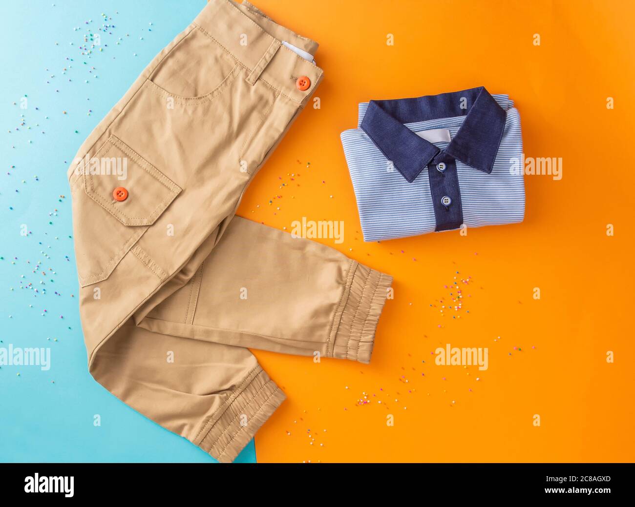 Top Ansicht Mode trendy Look von Jungen Kleidung und Schuhe, Modekonzept, Outfit, Farben Hintergrund, stilvolle Kind Look. Stockfoto