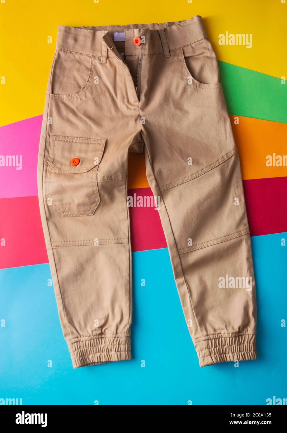 Top Ansicht Mode trendy Look von Jungen Kleidung und Schuhe, Modekonzept, Outfit, Farben Hintergrund, stilvolle Kind Look. Stockfoto