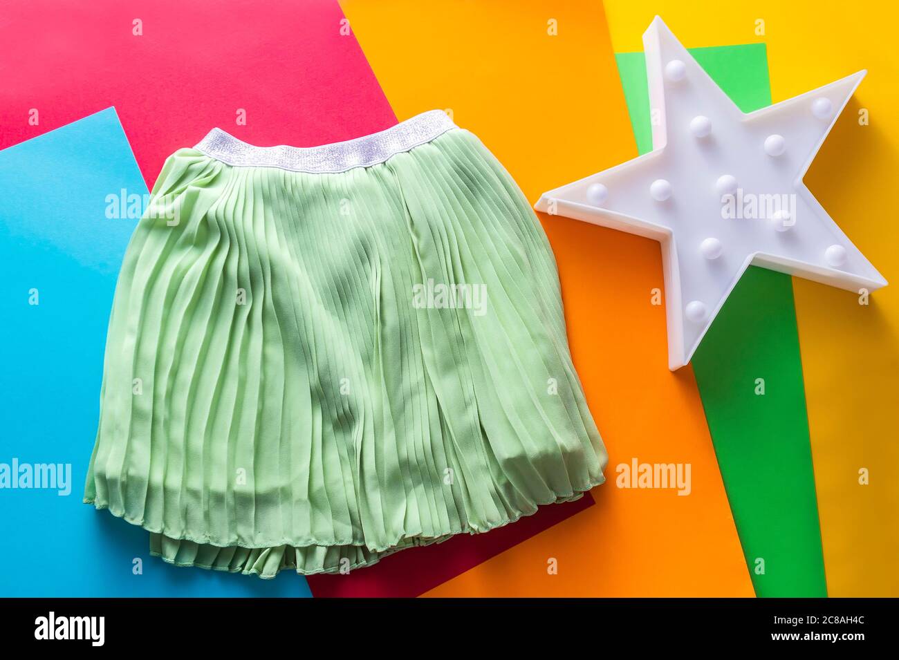 Top-Ansicht Mode trendy Look von Mädchen Kleidung und Schuhe, Modekonzept, Outfit, Farben Hintergrund, stilvolle Kind Look. Stockfoto