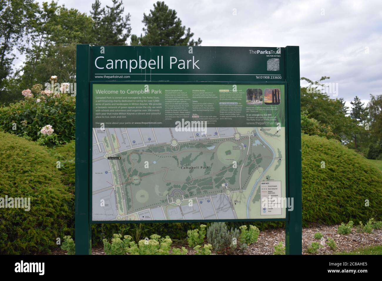 Eine Tafel und Karte des Campbell Park in Milton Keynes. Stockfoto
