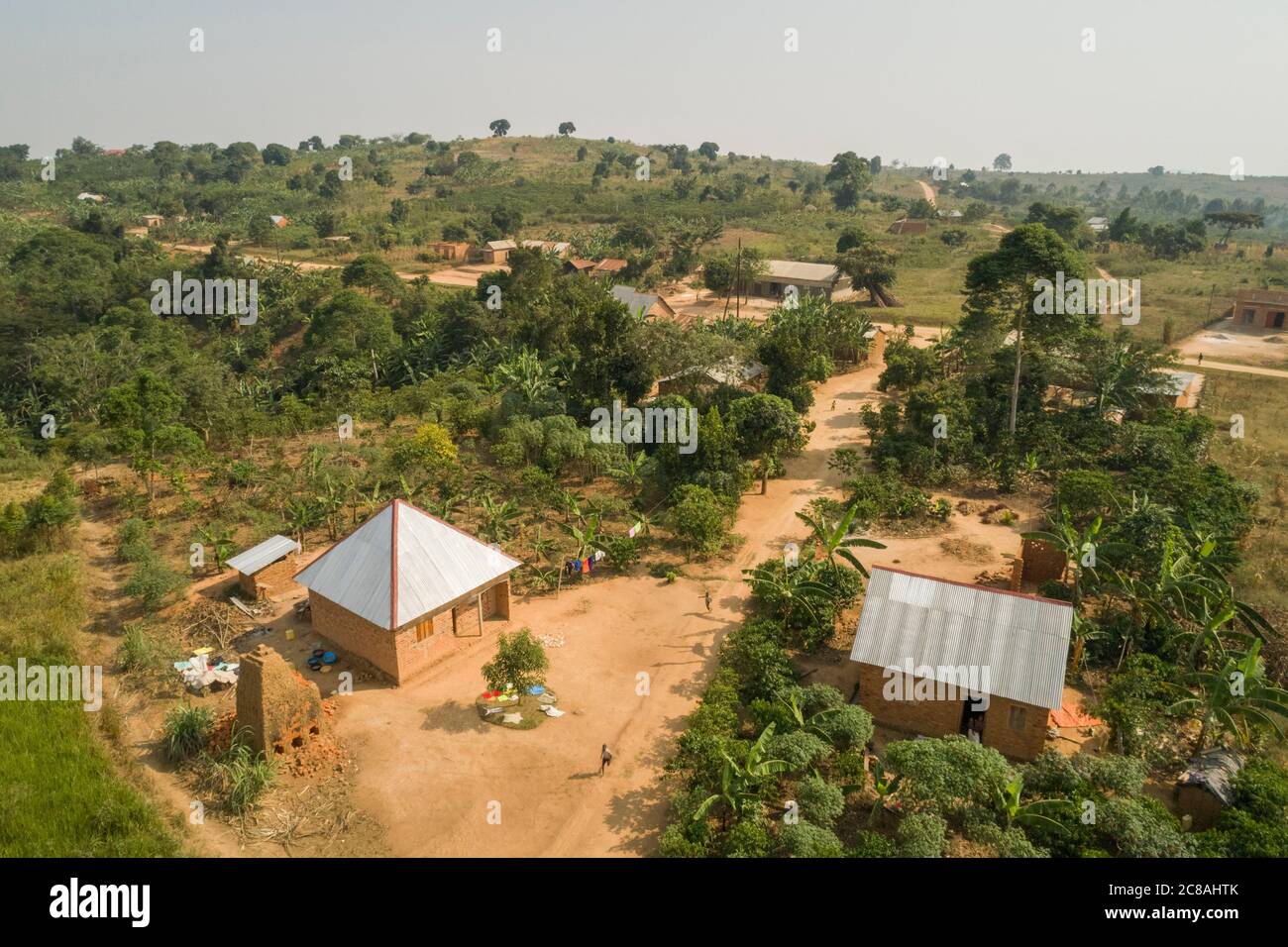 Schotterstraßen durchschneiden ein Dorf im Masaka District, Uganda. LWR Uganda Youth SEED Project. Februar 2018. Foto von Jake Lyell für Lutheran World Re Stockfoto