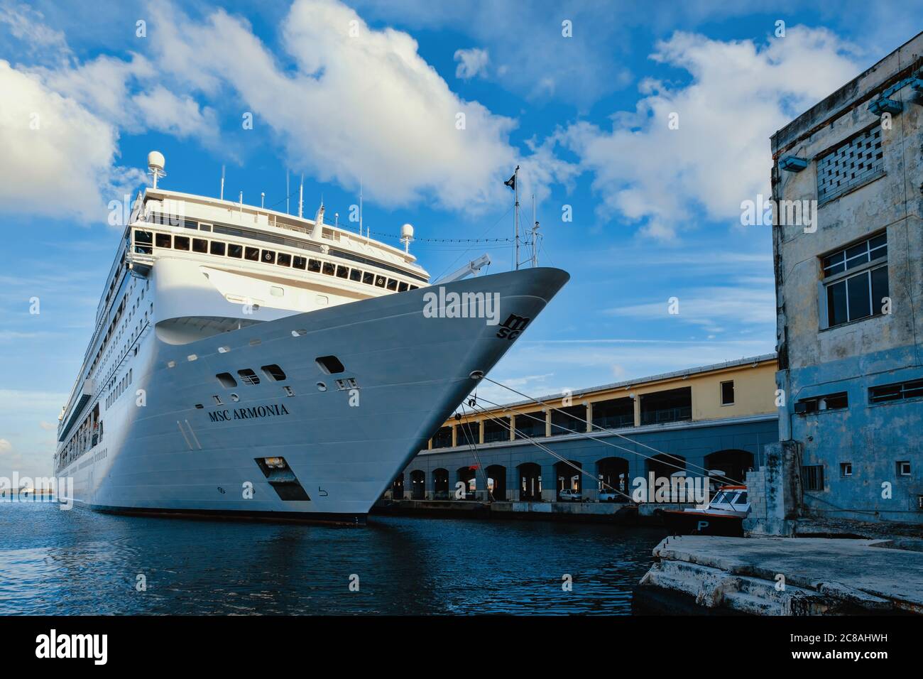 Modernes Kreuzfahrtschiff, das im Hafen von Havanna, Kuba, angedockt ist Stockfoto