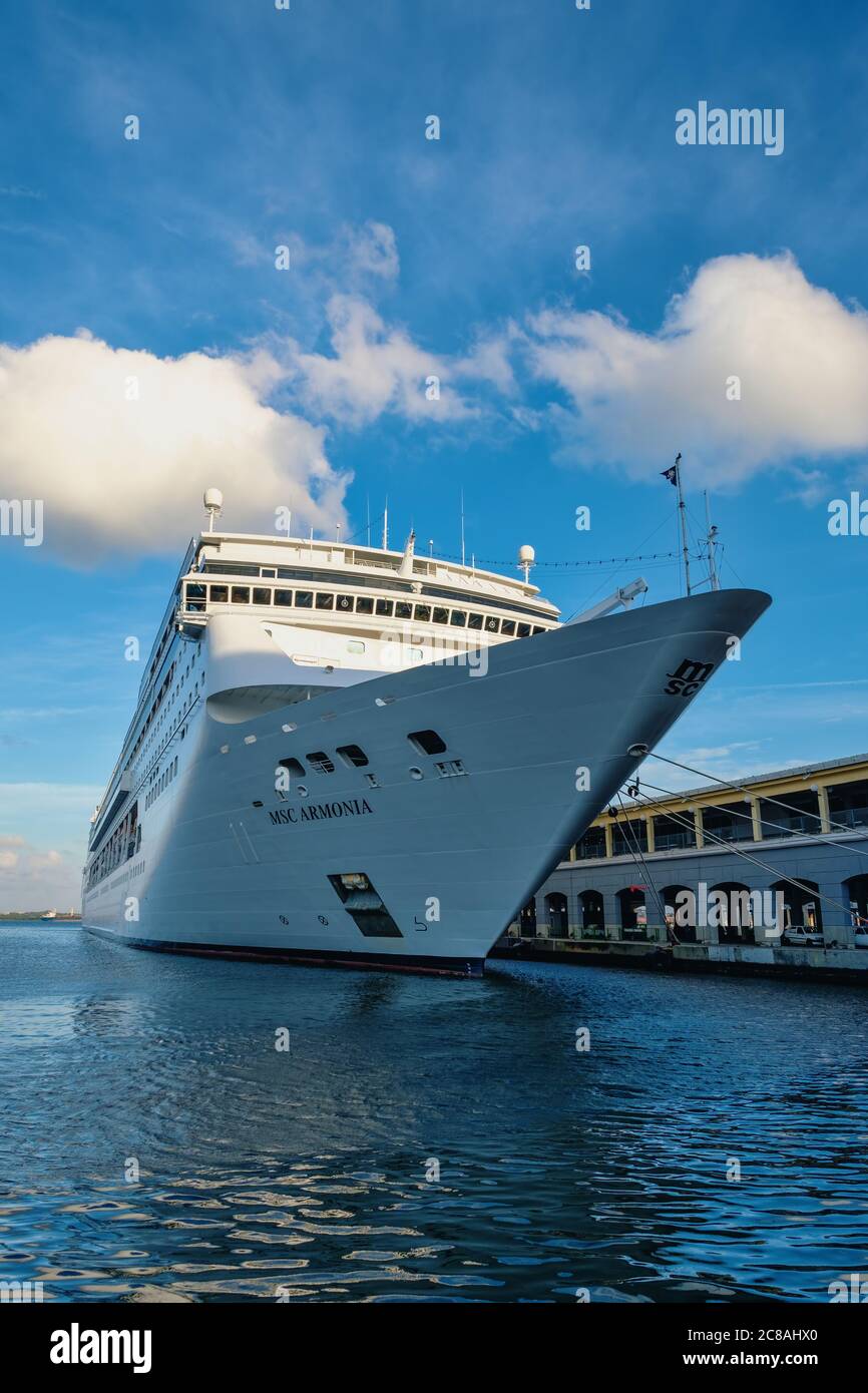 Modernes Kreuzfahrtschiff, das im Hafen von Havanna, Kuba, angedockt ist Stockfoto