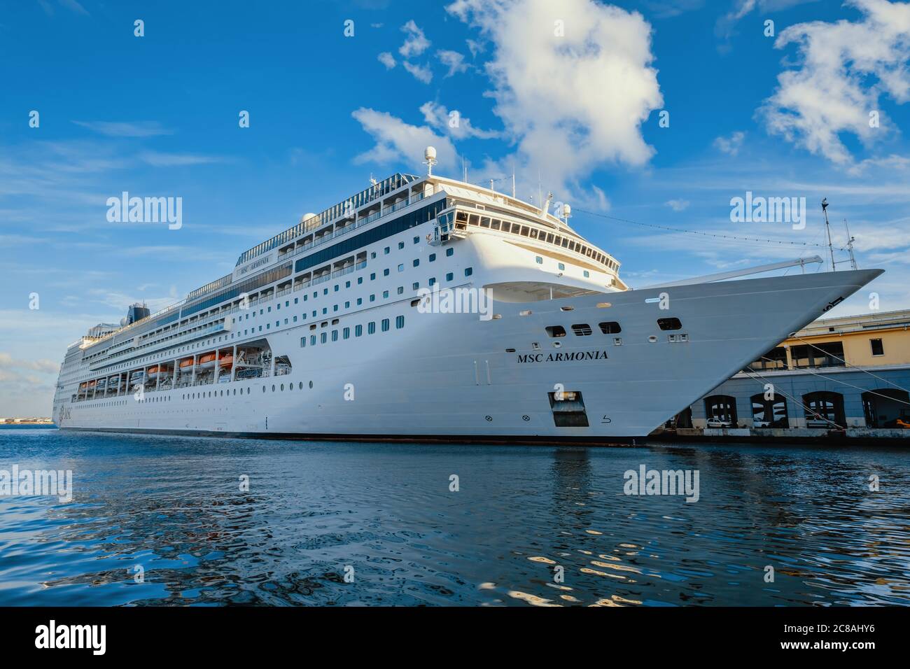 Modernes Kreuzfahrtschiff, das im Hafen von Havanna, Kuba, angedockt ist Stockfoto