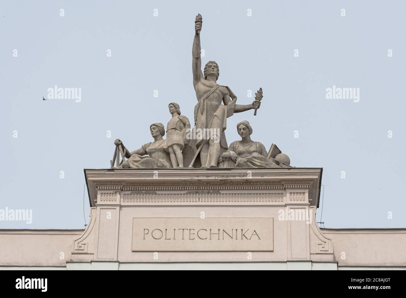 Warschau, Polen - 22. Mai 2020: Nahaufnahme der Skulptur auf dem Hauptgebäude der Technischen Universität Warschau. Stockfoto