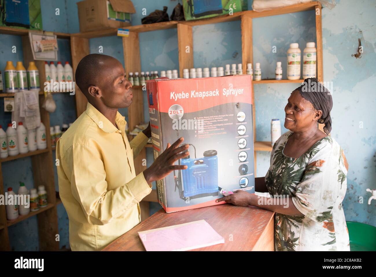 Ein kleines landwirtschaftliches Versorgungsgeschäft verkauft ein Rucksacksprühgerät für den Einsatz mit Herbiziden, Pestiziden und Düngemitteln im Kyotera District, Uganda, Afrika. Stockfoto