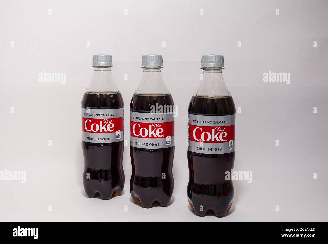 Orlando, FL/USA-2/5/20: Drei Flaschen Diet Coke auf weißem Hintergrund. Stockfoto