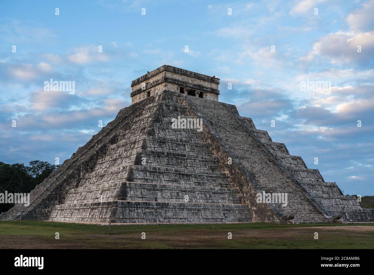 El Castillo oder der Tempel von Kukulkan ist die größte Pyramide in den Ruinen der großen Maya-Stadt Chichen Itza, Yucatan, Mexiko. Die Vorhispanische Stockfoto