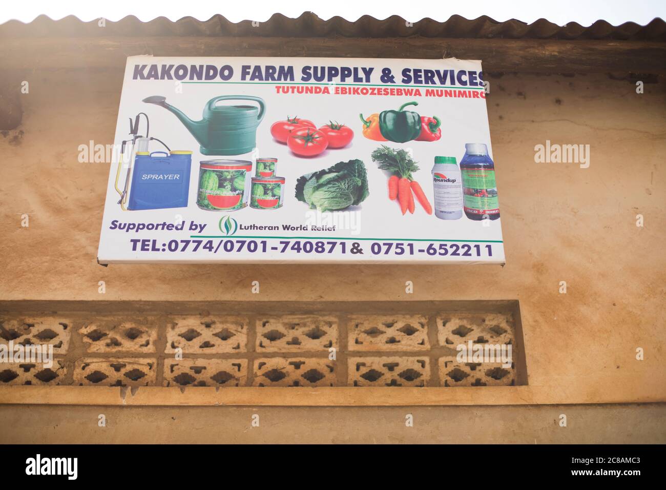 Ein kleines landwirtschaftliches Versorgungslager verkauft Pestizide, Herbizide, Qualitätssaaten und Düngemittel an Kleinbauern, um ihre Produktion zu steigern. Stockfoto
