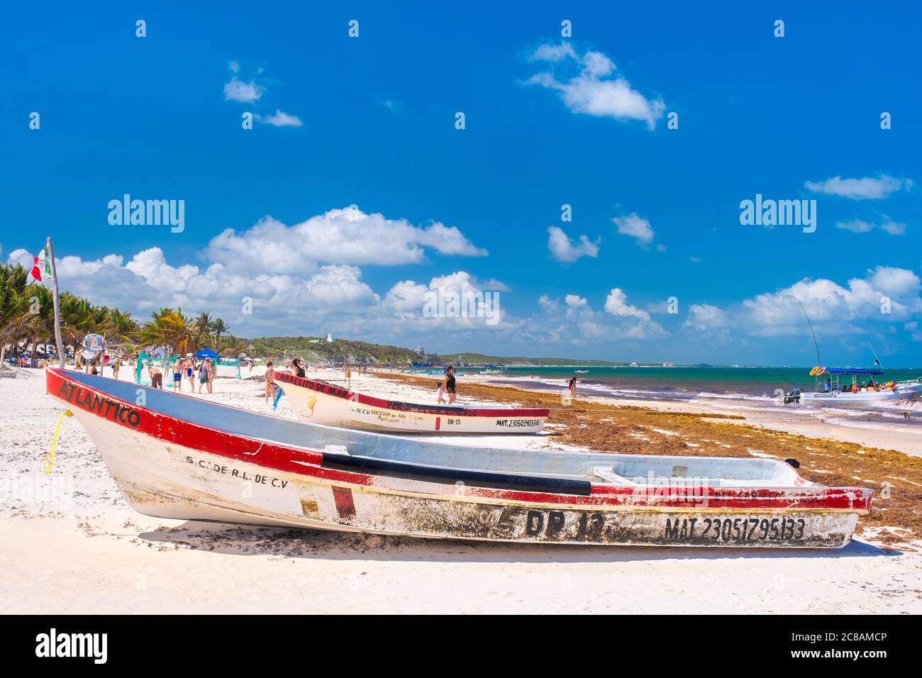 Bunte Fischerboote am Strand von Tulum an der maya riviera in Mexiko Stockfoto