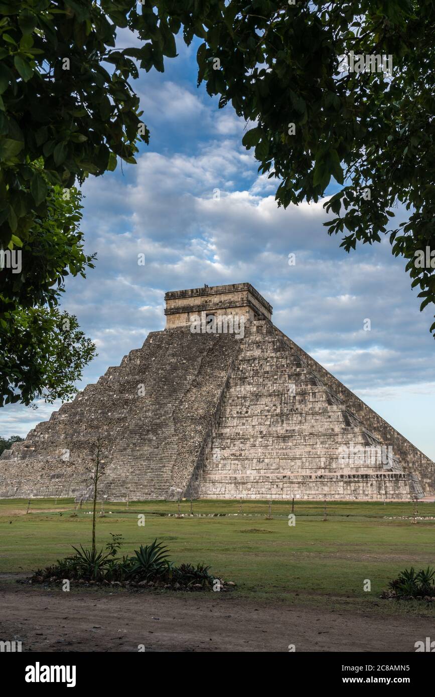 El Castillo oder der Tempel von Kukulkan ist die größte Pyramide in den Ruinen der großen Maya-Stadt Chichen Itza, Yucatan, Mexiko. Die Vorhispanische Stockfoto