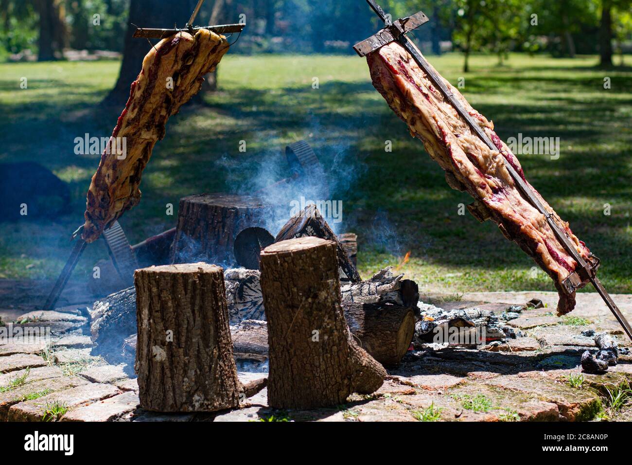 Asado, traditionelles Grillgericht in Argentinien, gebratenes Fleisch auf einem gekreuzten vertikalen Grills gekocht Stockfoto