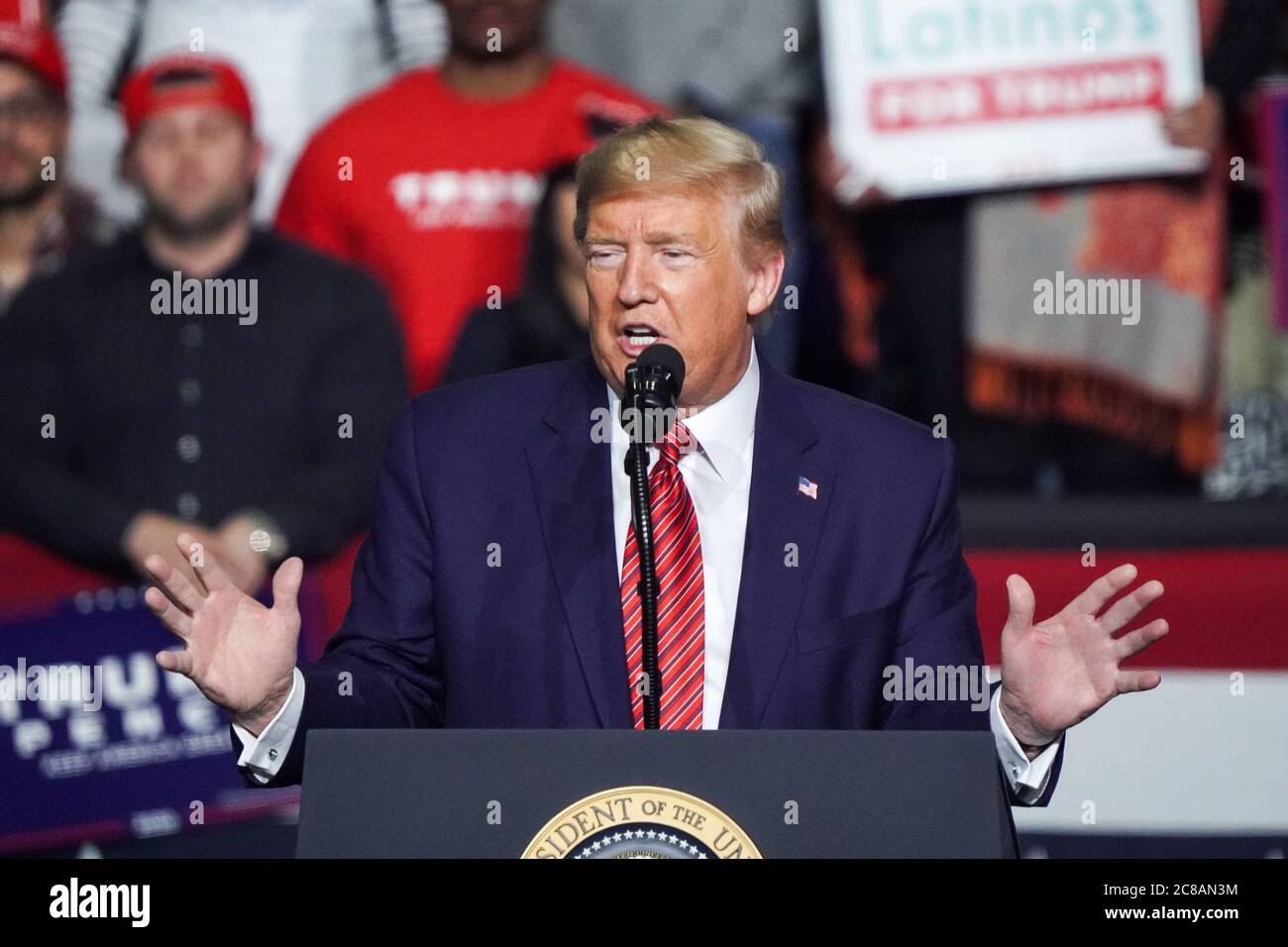 US-Präsident Donald Trump spricht Anhänger bei der Keep America Great Rally im North Charleston Coliseum am 28 2020. Februar in North Charleston, South Carolina. Stockfoto