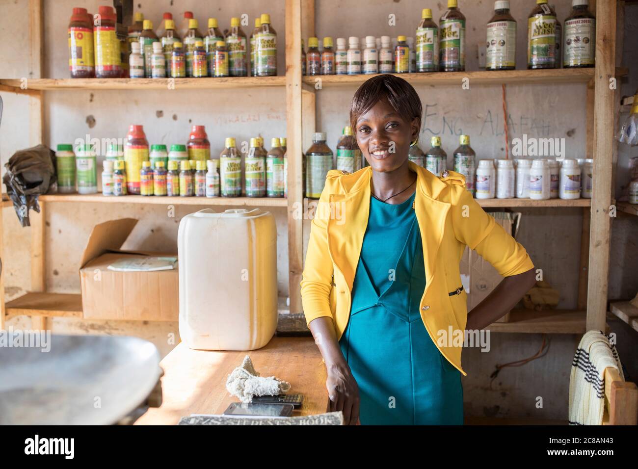 Porträt einer Frau, die Pflanzenschutzmittel, Herbizide, hochwertiges Saatgut und Düngemittel an Kleinbauern in Bukomansimbi Dist. Uganda verkauft. Stockfoto