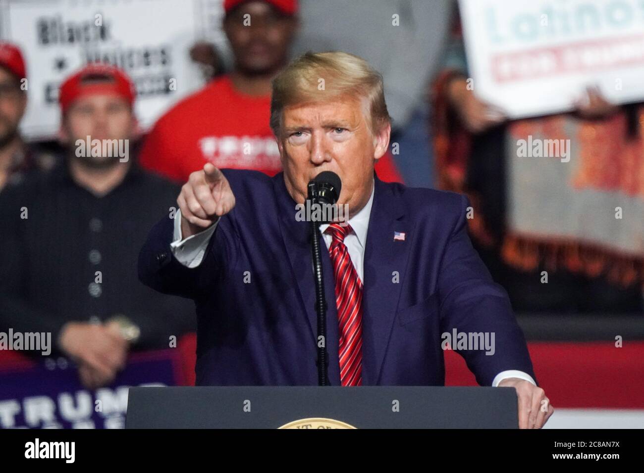US-Präsident Donald Trump spricht Anhänger bei der Keep America Great Rally im North Charleston Coliseum am 28 2020. Februar in North Charleston, South Carolina. Stockfoto