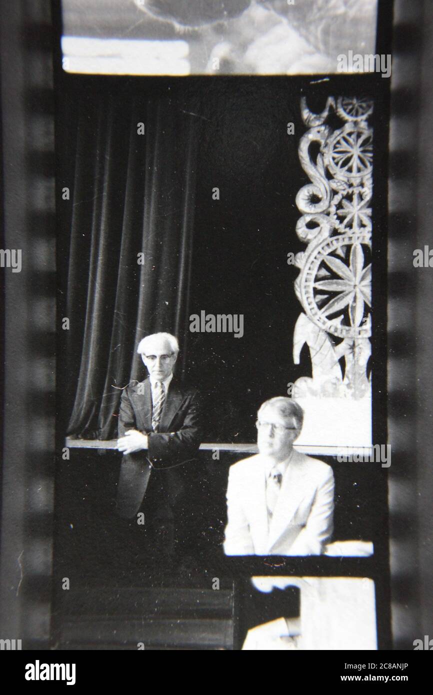 Feine 70er Jahre Vintage Kontaktdruck schwarz-weiß Fotografie von Ehrensämtern in der Nähe der Bühne stehen. Stockfoto