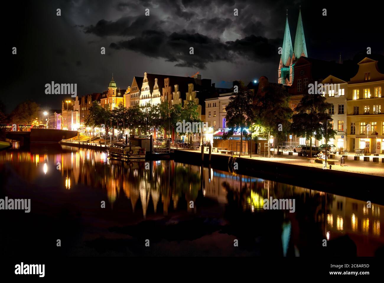 Lübeck, Deutschland, 10/07/2019: Historische Gebäude spiegeln sich in der Trave, Altstadt von Lübeck, Schleswig-Holstein, Norddeutschland Stockfoto