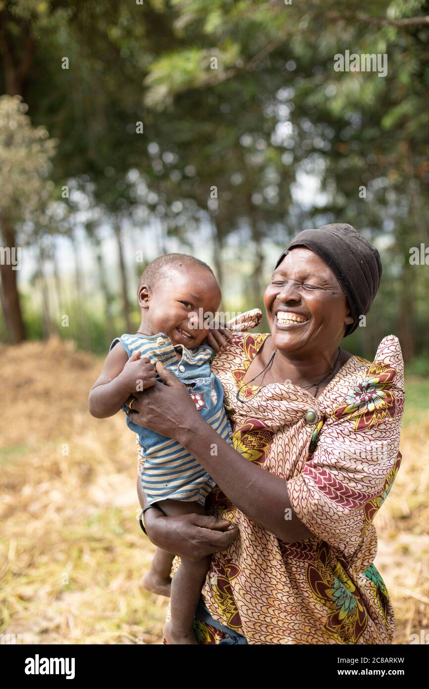 Glückliche afrikanische Mutter und Kind zusammen in Lyantonde, Uganda, Ostafrika. Stockfoto